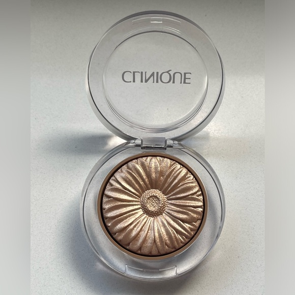 Clinique • Cheek Pop Highlighter in Gold Celebration Pop - Picture 5 of 8